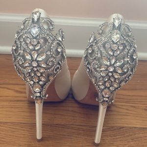 Badgley Mischka bridal wedding heels in ivory/white size 8. Never been worn.